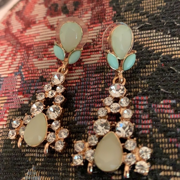 Gorgeous drop earrings 1.5” - Picture 5 of 6